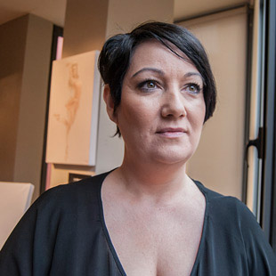 Cantante de Ópera, el sueño de una niña. A Marina Pardo el amor por la música le viene de familia.  Es una de las mezzosopranos más importantes del país y día a día trabaja duro para llegar a lo más alto. 